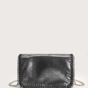 Väska - Säljer denna jätte fina väska från SHEIN då den inte kommer till användning längre. Har använt den ett fåtal gånger men är i gott skick, kan mötas upp i sthlm, skriv privat för fler bilder! Buda i kommentarerna😊