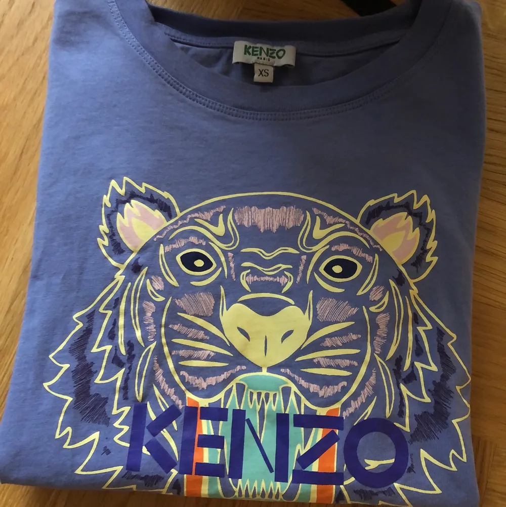Jag säljer denna superfina kenzo t-shirt som är köpt på Jackie. Säljer denna för 500 kr, storlek xs.. T-shirts.