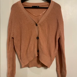 Lager 157 cardigan storlek S - Säljer denna söta stickade kofta då den ej kommit till någon användning. Koftan är ifrån Lager 157 i storlek S. Koftan kommer i en dusty pink färg samt har 3 knappar framtill. Endast använd 1 gång. 
