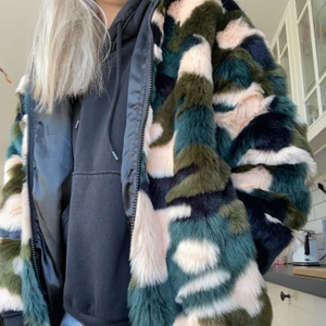 Fuskpälsjacka i camomönster - Säljer min fuskpälsjacka från ASOS. Hur mysig som helst, bara använd Max 5 gånger. Köparen står för frakten.