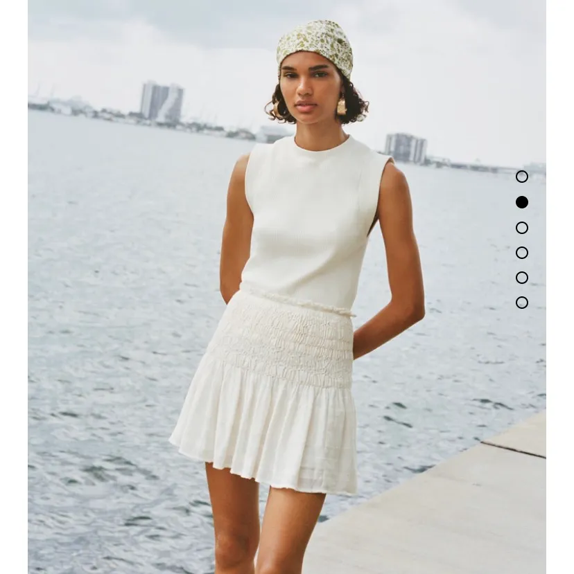 Säljer denna asnajs zara kjol, perfekt nu till sommaren o våren. Den är i storlek xs men skulle säga att den passar s och m också! Buda privat från 150!💕💕. Kjolar.