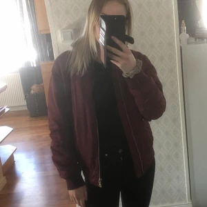 Bomberjacka  - Vinröd bomberjacka som inte kommit till användning så många gånger och tycker den inte passar mig därav jag säljer den