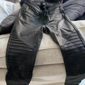 Byxor  - Säljer dessa skinnbyxor från vero Moda  helt oanvända bara legat i garderoben, storlek S(30) 