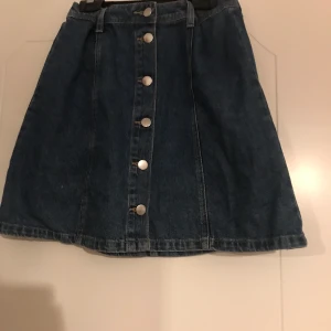 Jeanskjol  - Jeanskjol från hm nästan aldrig använd. Fin till sommaren💕