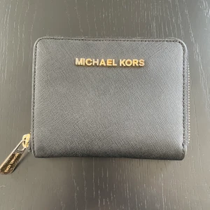 Michael Kors Jet Set travel - Några år gammal och slitage på metalldelarna. Hel och ren. 
