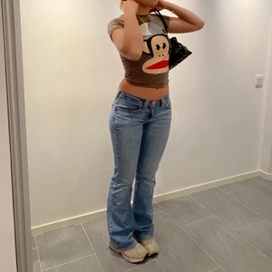 Paul Frank minitee - Cool Minitee från Paul Frank! Snygg till allt👍🏻❤️ frakt på 24kr eller så möts vi på söder! Såhär sitter den på mig som har S! 