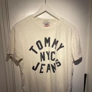 Tommy Hilfiger t-shirt - Hilfiger t-shirt vit, Bra skick strl M.
