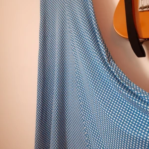 Prickig vintageklänning med vid kjol - Prickig dröm från dehå of Sweden <3 älskar egentligen den här klänningen men får inte längre plats med behagen. Hittar att anmärka på klänningen förutom att axelbanden ser ut att ha blivit förkortade (eller så sydde man så då min andra dehå är likadan). Till klänningen hör en matchande sjal som har en del fläckar på sig. Storlek 36 med måtten: Längd 133 Bryst 37 *med plats för mer) Midja 34  Klänningen är av polyester och stretchar, blixtlås i ryggen och med vid kjol.