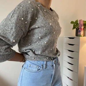 Tjocktröja - Säljer en såå mjuk fin tjocktröja från Zara. Den är använd få gånger och i bra skick, passar perfekt till en kylig sommarnatt o bara ta på sig över ett linne!!