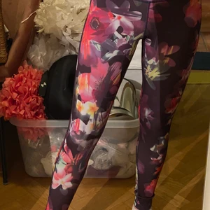 Träningsthights blommiga - Unika blommiga träningsthights från Kappahl . Frakt tillkommer 