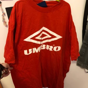 Umbro - Umbro t shirt köpt på second hand i bra skick:)
