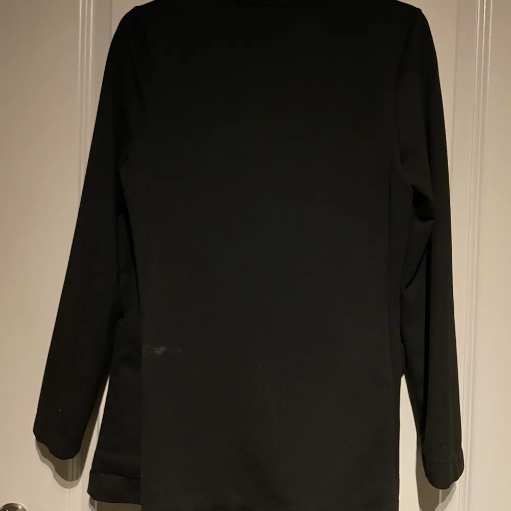 En svart blazer i löst material från H&M. Köparen står själv för frakten . Kostymer.