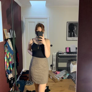 Grå-brun kjol - Använd ett fåtal gånger. Materialet är inte stretchigt, men det finns dragkedja och passformen runt midjan är perfekt. 