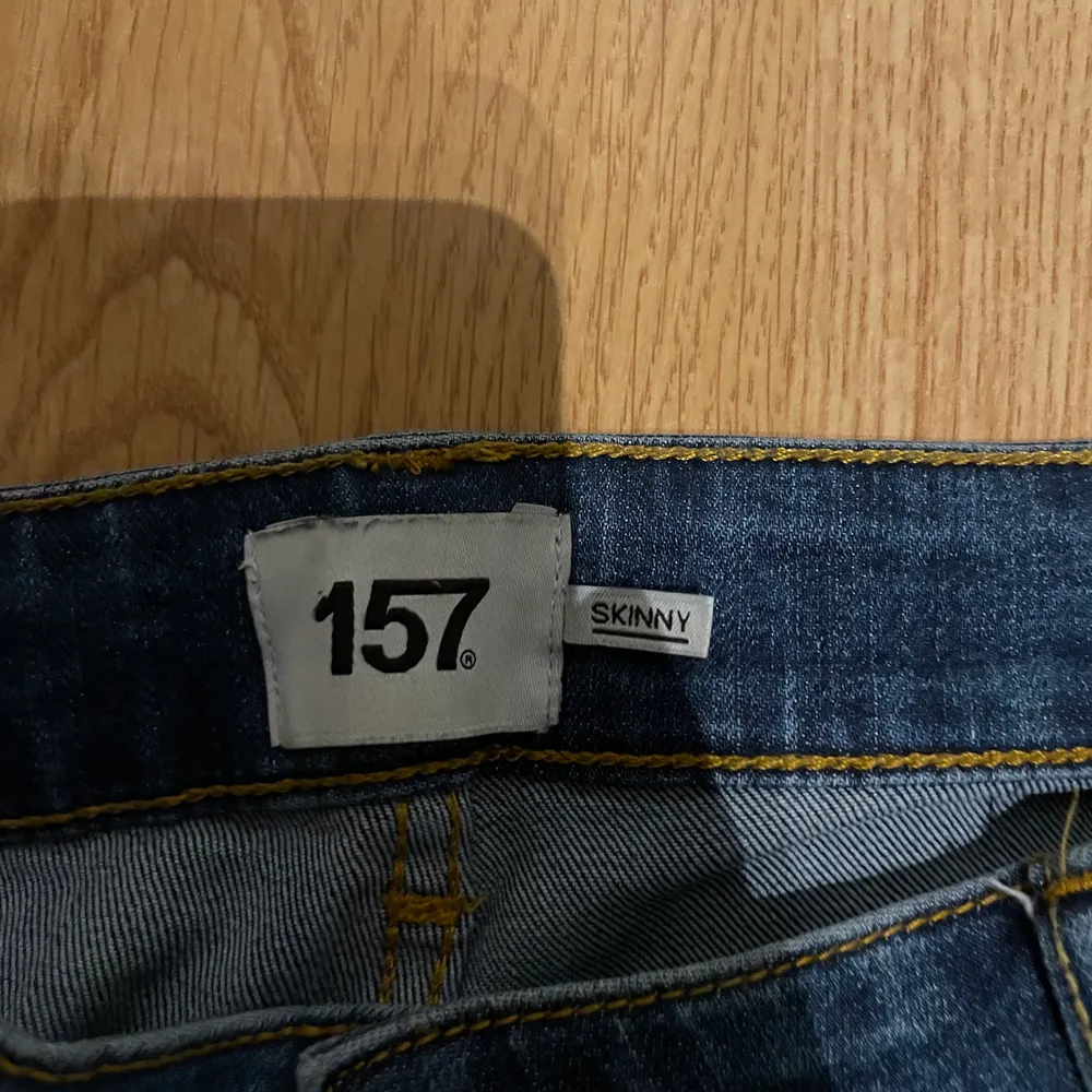 Blåa jeans med slitningar på benen från lager 157. Köparen står själv för frakten . Jeans & Byxor.