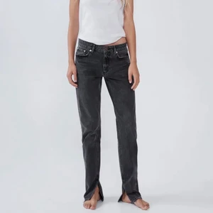 Gråa Zara jeans med slits - Säljer dessa snygga och populära jeans från zara som tyvärr inte kommer till användning. Inte använda så många gånger så dom är i bra skick! HÖGSTA BUD: 500kr budgivningen avslutas på söndag 