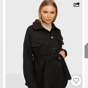 Jacka  - En perfekt vårjacka som tyvärr inte kommer till användning. Köpt för ca en månad sen. Använd fåtal gånger men är i nyskick✨