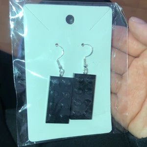 Lego - Lego öronhänge 50kr, aldrig använda. Lego nyckelring 20kr aldrig använd. 60kr för båda + frakt🥰