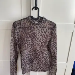 En fin leopard tröja som är lite genomskinlig. Denna tröja är bara använd enstaka gånger. Tröjan kommer ifrån river island. Fint skick!
