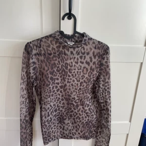 Leopard topp - En fin leopard tröja som är lite genomskinlig. Denna tröja är bara använd enstaka gånger. Tröjan kommer ifrån river island. Fint skick!