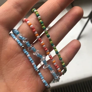 Pärlhalsband  - Enkla och söta pärlhalsband som jag gjort i olika färger! 30kr st! (Exklusive frakt)