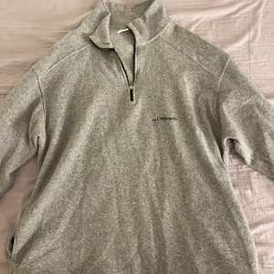 Oversized fliströja - Väldigt skön grå oversized fliströja som är ungefär i strl L-XL. Hämtas i Sollentuna. 