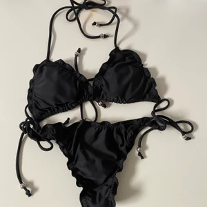 Svart bikini från Nelly  - Storleken är xs och jag skulle säga att de är rätt små i storleken. Underdelen täcker inte särskilt mycket men den anpassar sig fint efter sin kropp. Bikinin är i bra skick, endast en liten lagning på trosorna, men inget anmärkningsvärt. Säljer för 40 kr och frakt tillkommer. 