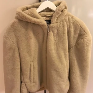 Zara jacka -  Buda minst 200kr och skicket är perfekt. I stl: Xs         
