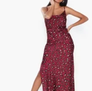 Långklänning Nelly - Lång klänning från Nelly med slits på båda sidorna. Aldrig använd!!!! Originalpris 350kr, säljer den för att jag dumt nog tog av prislappen innan jag provade och insåg att den var längre än önskat (jag är 159)