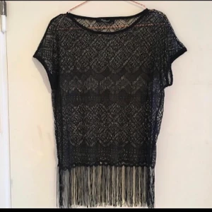 Svart blus från SisterS  - Svart virkad/stickad spetsblus med fransar från SisterS point i storlek XS. (men rymlig). 90kr