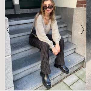 Nakd randiga byxor  - Säljer dessa populära byxor ifrån nakd i färgen svart! Aldrig använda skicket är bra förutom att haken har försvunnit (se sista bild) som går fortfarande att knäppa och detta är inget som syns💖 köpare står för frakt (passar 34/36) nypris 450kr