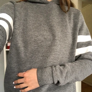 Hoodie från Gina tricot - Huvtröjor från gina Tricot med vita ränder på ärmarna. Köpare står för frakt