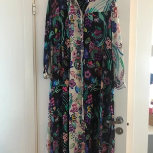 Blommig skjortklänning - Skjortklänning från h&m trend! Superfint mönster. Klänningen är använd få gånger! ☀️