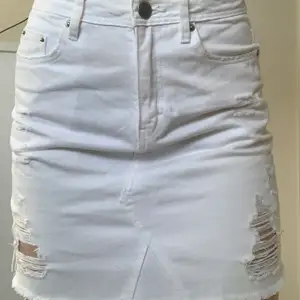 Skit snygg vit jeans kjol!! Köpte förra året för 200kr.använd ett fåtal gånger. Storlek 32 men passsr 34 också, buda privat till mig, budgivning börjar på 50kr