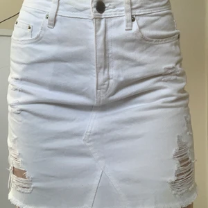 Vit jeans kjol - Skit snygg vit jeans kjol!! Köpte förra året för 200kr.använd ett fåtal gånger. Storlek 32 men passsr 34 också, buda privat till mig, budgivning börjar på 50kr