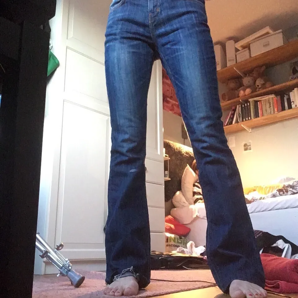 Sköna bootcutjeans med mellanhög midja, långa och vida ben och jättecoola detaljer på fickorna. Så snygga verkligen !! Jag är ca 170 & bär oftast S. Fantastiska jeans som alla behöver!! 🌹. Jeans & Byxor.