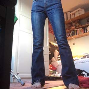 Sköna bootcutjeans med mellanhög midja, långa och vida ben och jättecoola detaljer på fickorna. Så snygga verkligen !! Jag är ca 170 & bär oftast S. Fantastiska jeans som alla behöver!! 🌹