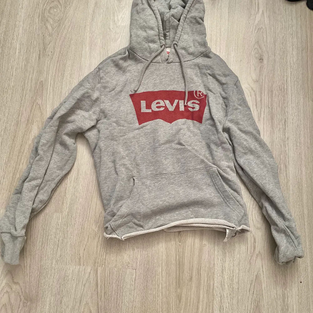 en croppad Levis hoodie storlek M men passar mig som har s också dock lite oversized på. Knappt använd.  Betalas via Swish 😊. Hoodies.