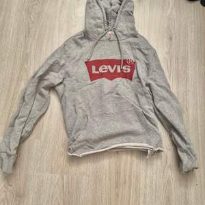 en croppad Levis hoodie storlek M men passar mig som har s också dock lite oversized på. Knappt använd.  Betalas via Swish 😊