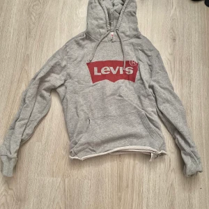 LEVIS CROPPAD HOODIE  - en croppad Levis hoodie storlek M men passar mig som har s också dock lite oversized på. Knappt använd.  Betalas via Swish 😊