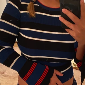 Randig croppad tröja! - Så fin randig tröja i stretchigt material! Använd 1 gång, så precis som ny! Längst ner på ärmen har tröjan en slit så handen kommer fram mer! Passar alla strl beroende på hur man vill att den sitter! 