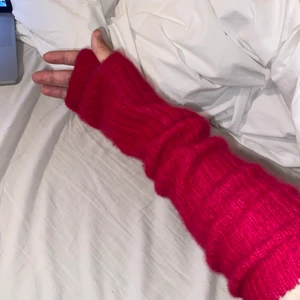 Arm/handvärmare i cashmere! - Ett par långa cashmere vantar som värmer så bra! Använda några gånger, inte noppriga eller slitna! Så fin färg! 100% cashmere❤️