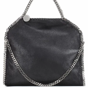 Väska StellaMcartney stor - Fin stor rymlig väska i läder Stella Mcartney.nu  pga fel köp..helt underbar med snygga kedjor 