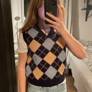 Väst  - Säljer denna jättefina stickade väst. Använd några gånger men är i jättebra skick ❤️❤️