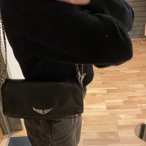 Zadig et Voltaire väska  - Säljer min klassiska zadig et Voltaire rock väska som funkar till allt både vardag o fest! Den är lite sliten och  lädret har åkt ut lite mot slutet, går säkert att bara sy fast igen dock(se sista bild).köparen står för frakten o Buda i kommentarerna💕