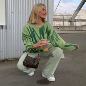 Grön tröja💚 - Säljer denna populära gröna tröjan som är helt slutsåld! Jättefin💓 budgivning i kommentarerna 