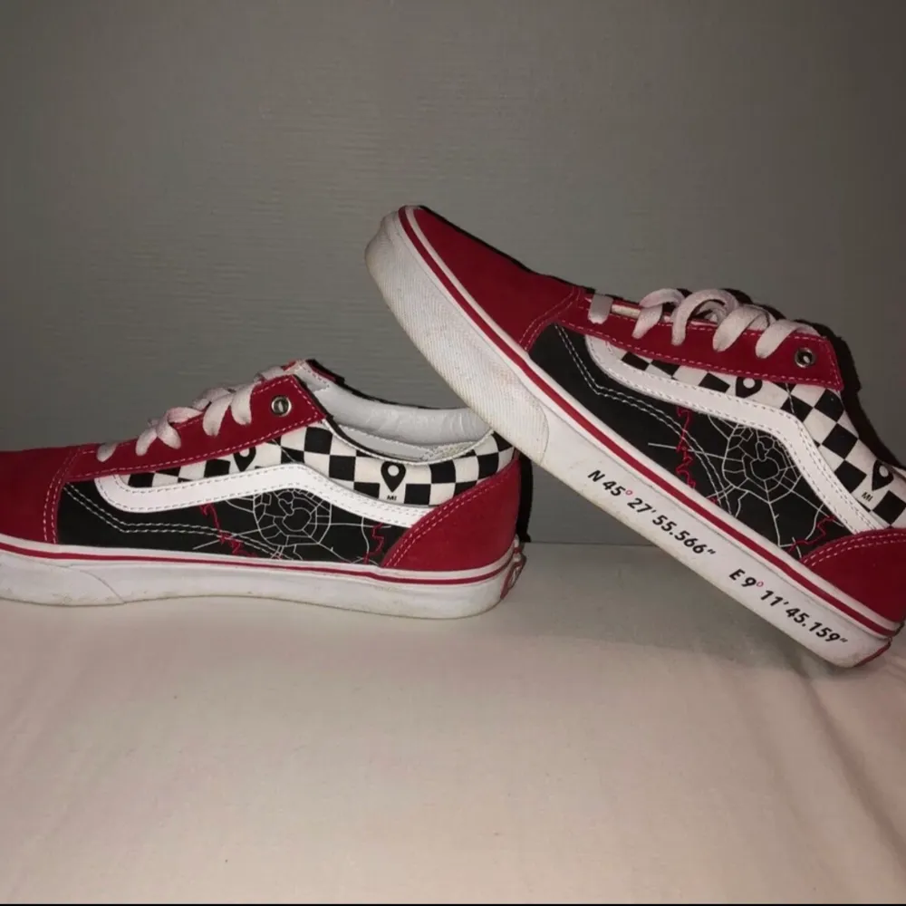 Intressekoll på dessa snygga old school vans skor. Väldigt unika och snygga. Skriv till mig om ni är intresserade och vill buda:) . Skor.