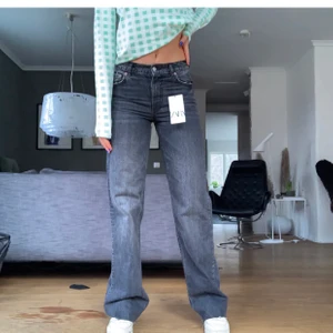 Midrise jeans från Zara - Gråa Slutsålda Midrise jeans från zara. Super fina jeans som tyvär inte kommer till användning.💗💗( första bilden är lånad) buda eller köp direkt för 500kr+frakt💗💗