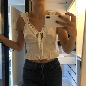Topp - Säljer denna söta toppen i storlek S. Super fin till sommaren med jeans eller kjol. Köparen står för frakt. 