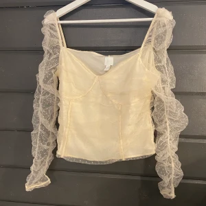 Vit blus stl M/L - Väldigt fin tröja. Den är off white. Den är i stl L men sitter som en M. Aldrig använd, endast testad.