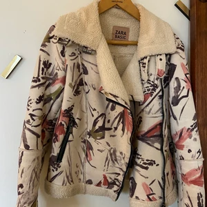 Zara jacka  - Snygg jacka från zara som är lagom varm till våren! 🌸 köparen står för frakt 😇